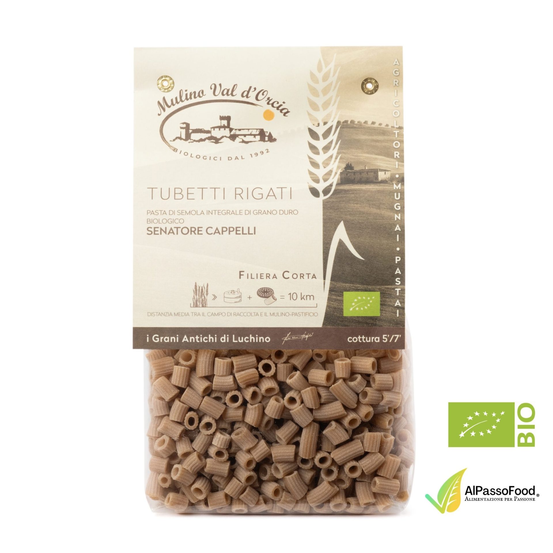 Pasta di semola integrale di grano duro biologico Senatore Cappelli Tempo di cottura 10/12 min Circa 18 ore di essiccazione media ad una temperatura di circa 38°/42° Mezzi Paccheri Senatore Cappelli Biologico Una Pasta diversa, macinando Integrale la riconosciuta eccellenza del Grano Duro Senatore Cappelli; trafilando al Bronzo il risultato ha caratteristiche peculiari, e uniche: indubbie quelle nutrizionali, grazie anche all’essiccatura lenta, ma più ancora quelle del piacere che regala nel cuocerla e mangiarla. Di color cioccolato e dalla superficie irregolare e quindi porosa, di struttura tenace ma non ostinata, seppur buona con tutto Lei ama un condimento che non la sovrasti ma che le si accompagni, un ludico contendersi il palco del palato. A cosa fa bene la pasta di Senatore Cappelli? Il Senatore Cappelli è anche più digeribile e contribuisce a ridurre le infiammazioni intestinali. Anche la quantità di proteine e zuccheri è più bassa rispetto a quella contenuta nei grani moderni. A beneficiare delle sue caratteristiche infine c'è il gusto più aromatico e persistente. INGREDIENTI Spaghetti: Semola integrale di grano duro Senatore Cappelli Biologico, acqua VALORI NUTRIZIONALI (medi per 100 g): Energia 1382kJ/330 Kcal, Acidi Grassi 2,2 di cui saturi  g 0,22 g, Carboidrati 64,8 g di cui zuccheri 3,0 g, Fibre 7,1 g, Proteine 13,3 g Sale 0,02g Periodo di conservazione: 18 mesi Il Mulino Val D'Orcia Prima di essere artigiani pastai siamo agricoltori ed è proprio questo che fa la differenza perché curiamo l'intero ciclo produttivo dall'inizio alla fine! Nei nostri prodotti c'è tutta la nostra terra, il nostro lavoro e la nostra passione! Seguiteci su Instagram per tantissime novità @alpassofood Rispondiamo a tutte le vostre domande su WHATSAPP Tubetti Rigati Senatore Cappelli® Biologico 500g